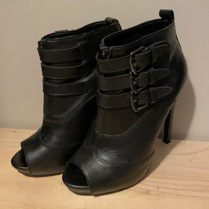 Le Cháteau Black Heels Size 7.5